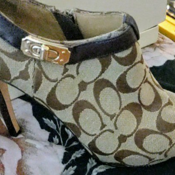 Coach Delilah 4" Heels  with gold tone accents. - Picture 2 of 7